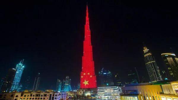 这个国家突然竖起一面巨幅五星红旗,在世界第一高楼上!
